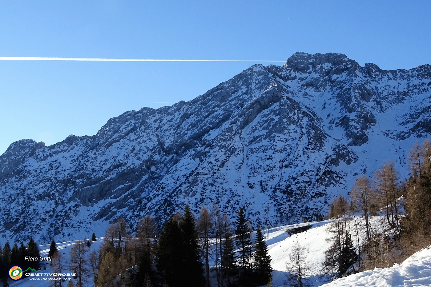 13 Scia d'aereo colpisce la cima del Pegherolo.JPG